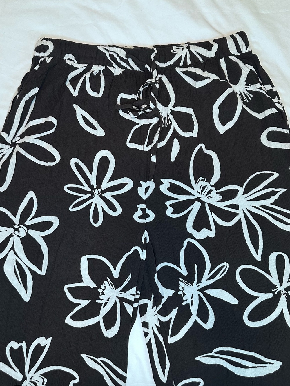 Volcom Women’s Black White Floral Wide Leg Pants Size Large L Drawstring Resort